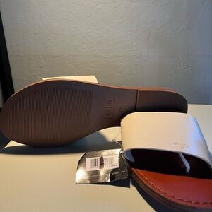 NWT MIA Cream Sandals Sleek Flip-Flops Size 8.5